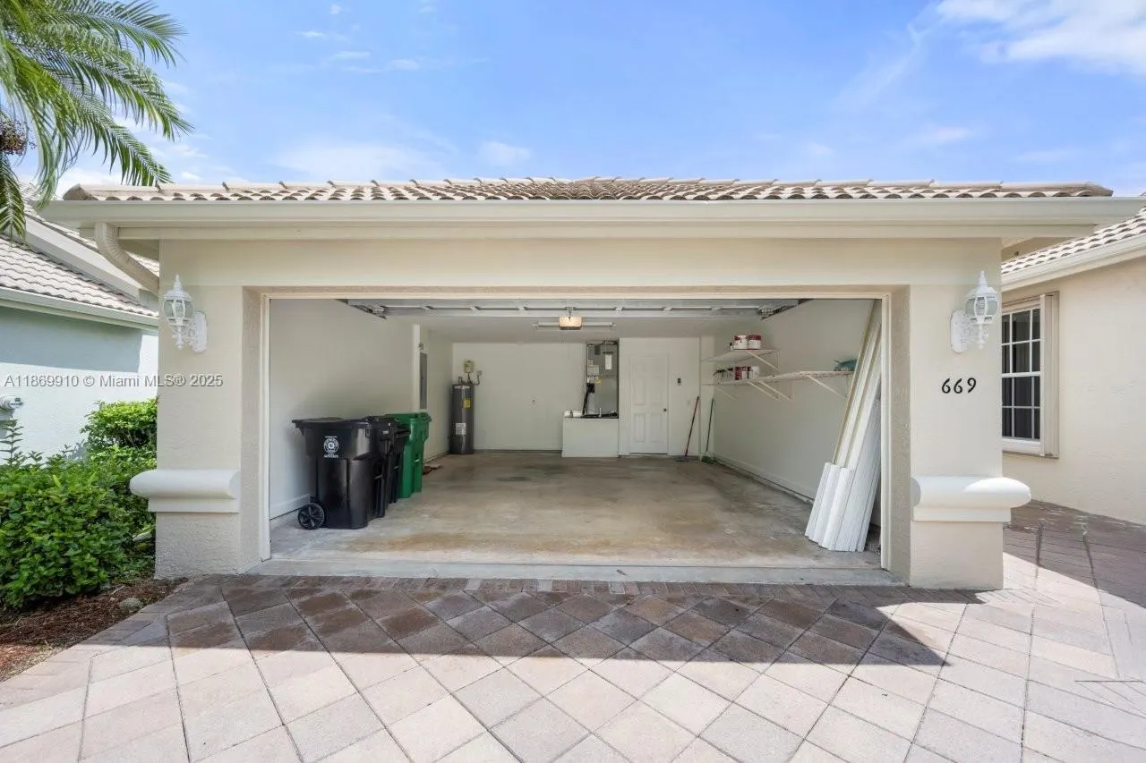 669 SW Lake Charles Cir