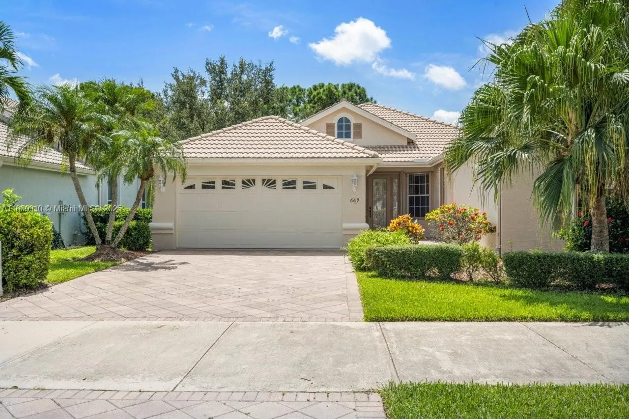 669 SW Lake Charles Cir