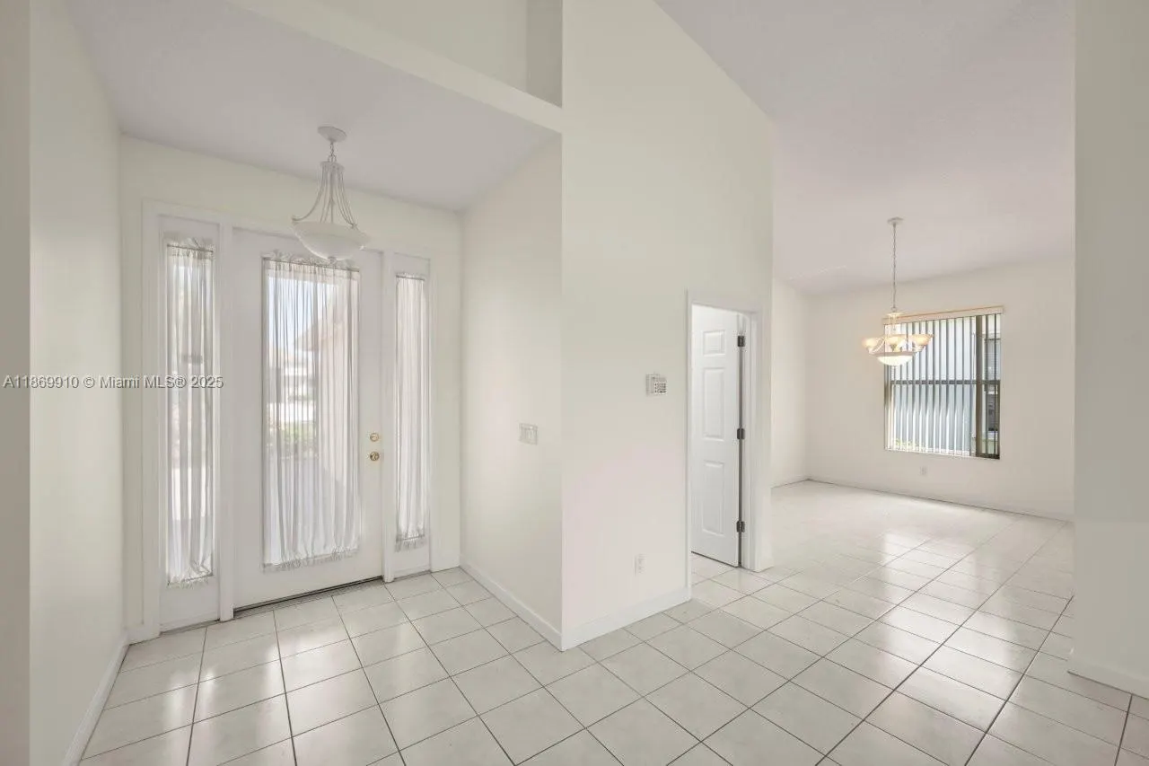 669 SW Lake Charles Cir