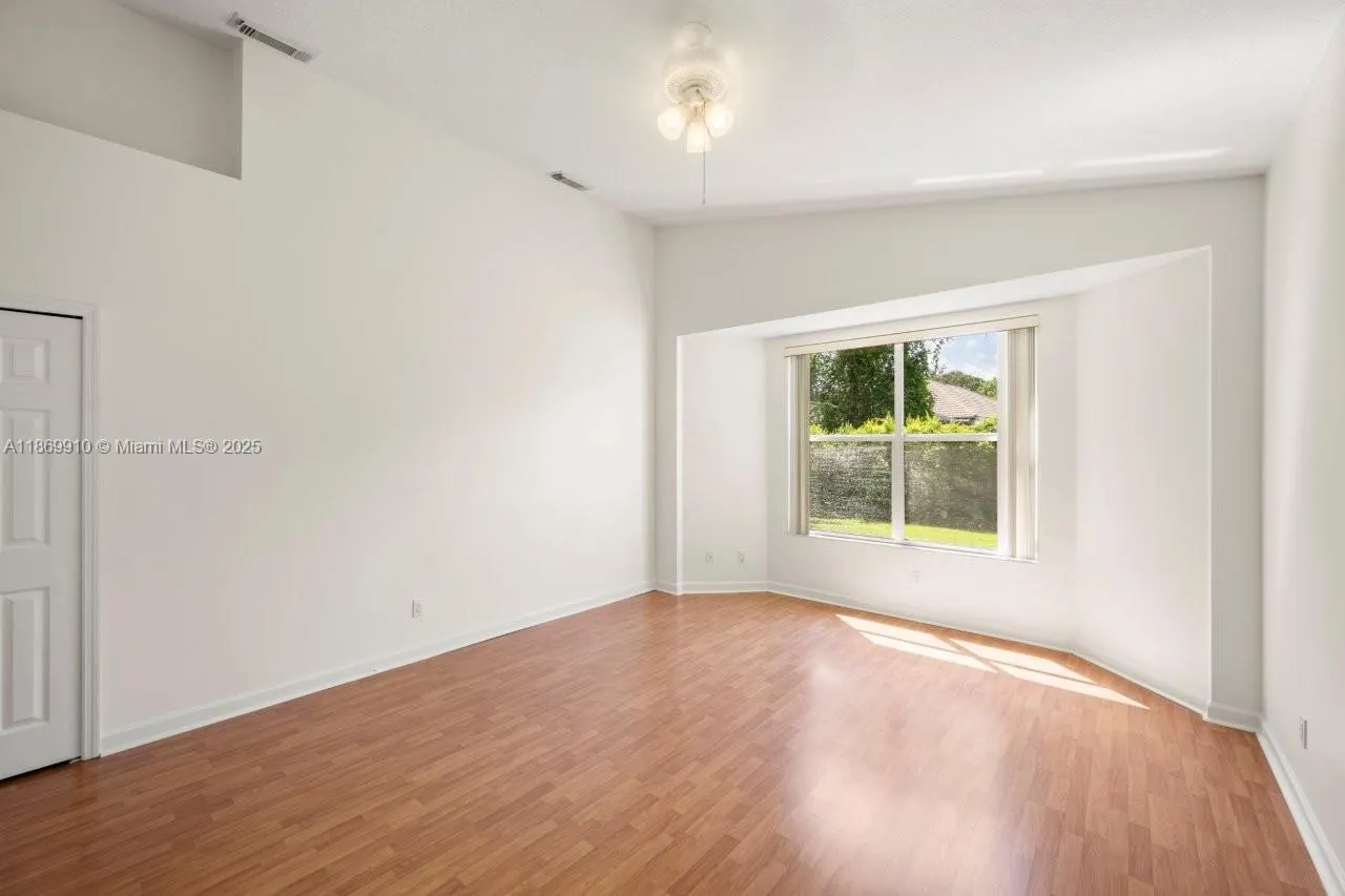 669 SW Lake Charles Cir
