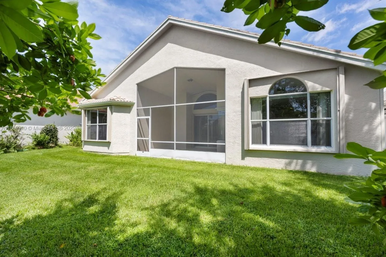 669 SW Lake Charles Cir