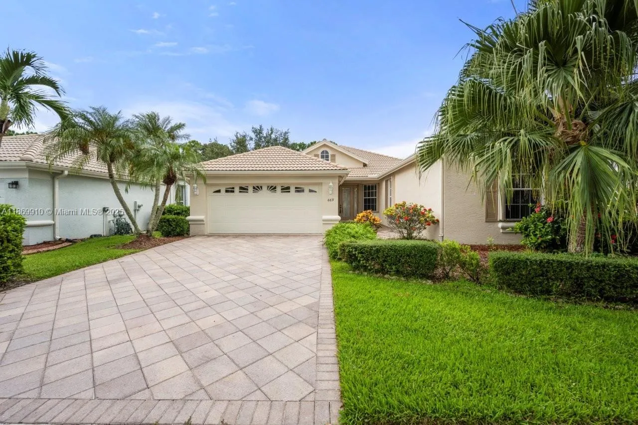 669 SW Lake Charles Cir