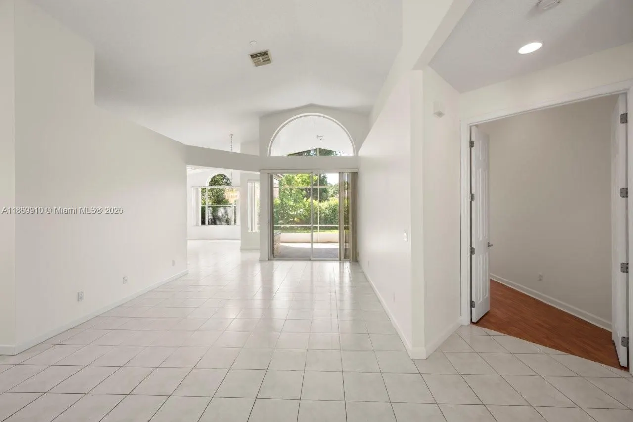 669 SW Lake Charles Cir
