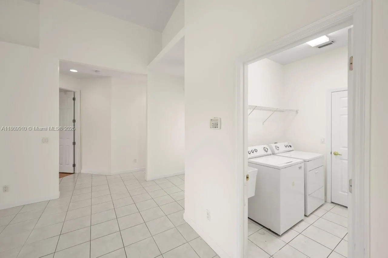 669 SW Lake Charles Cir