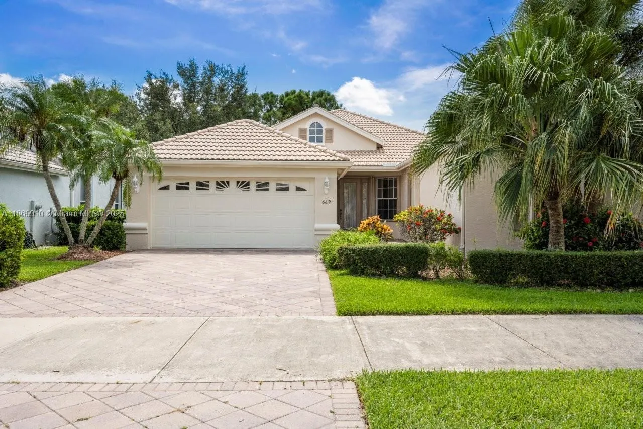 669 SW Lake Charles Cir