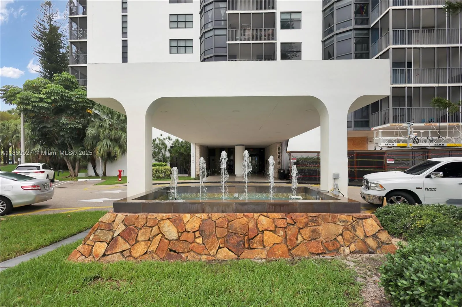 20100 W Country Club Dr, #204