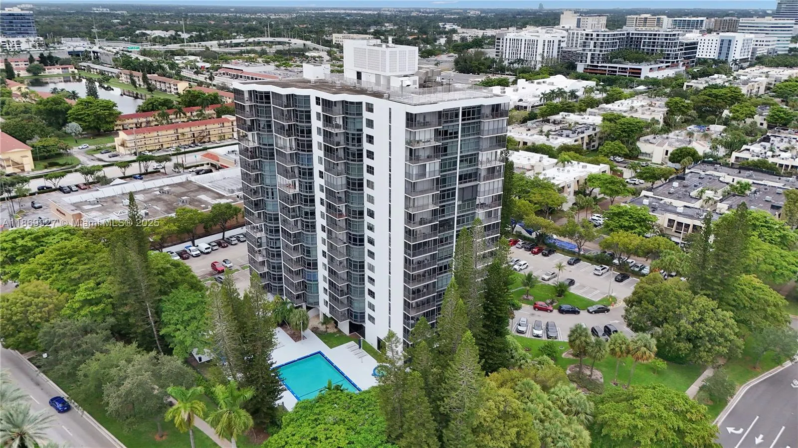 20100 W Country Club Dr, #204
