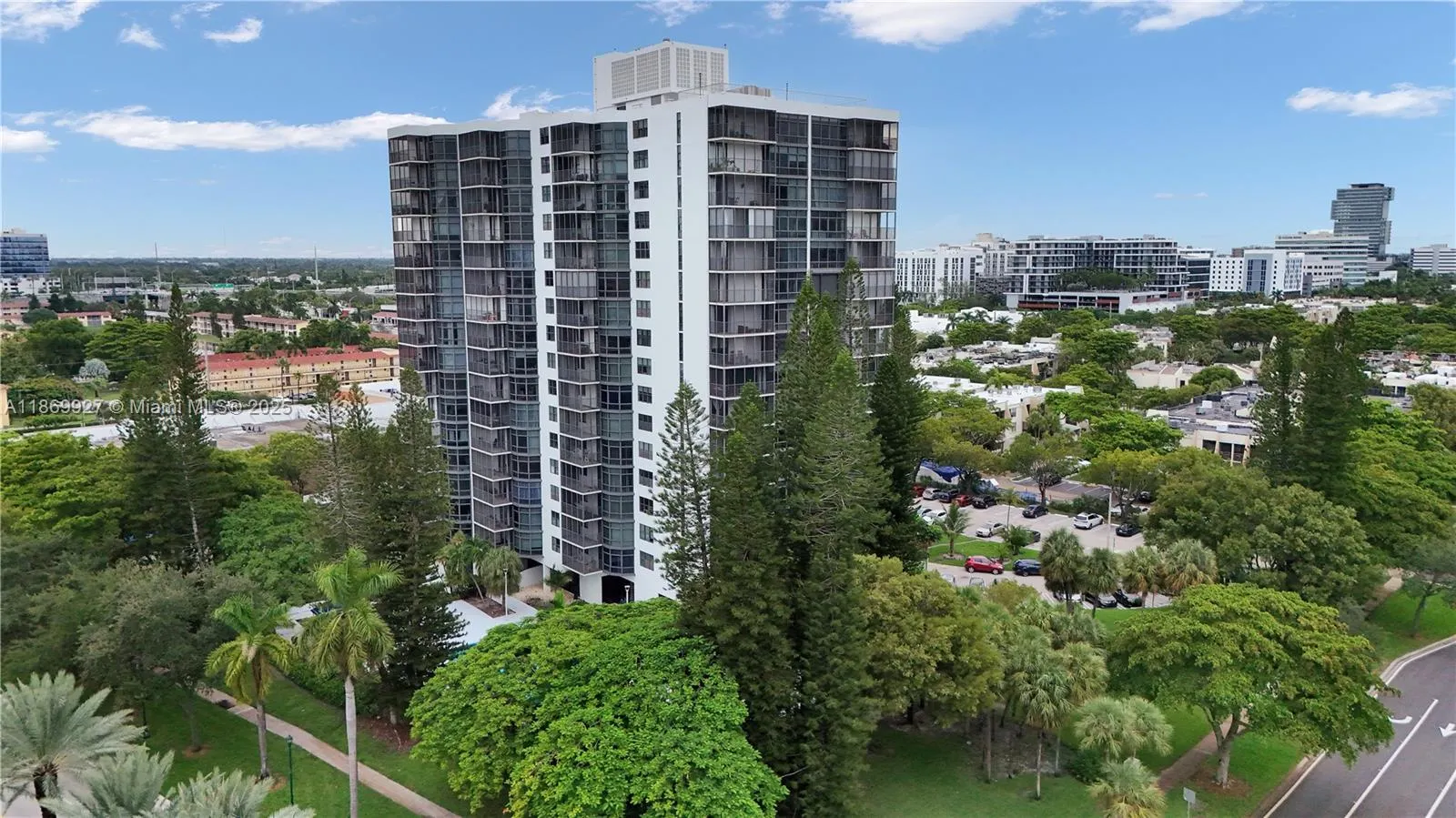 20100 W Country Club Dr, #204