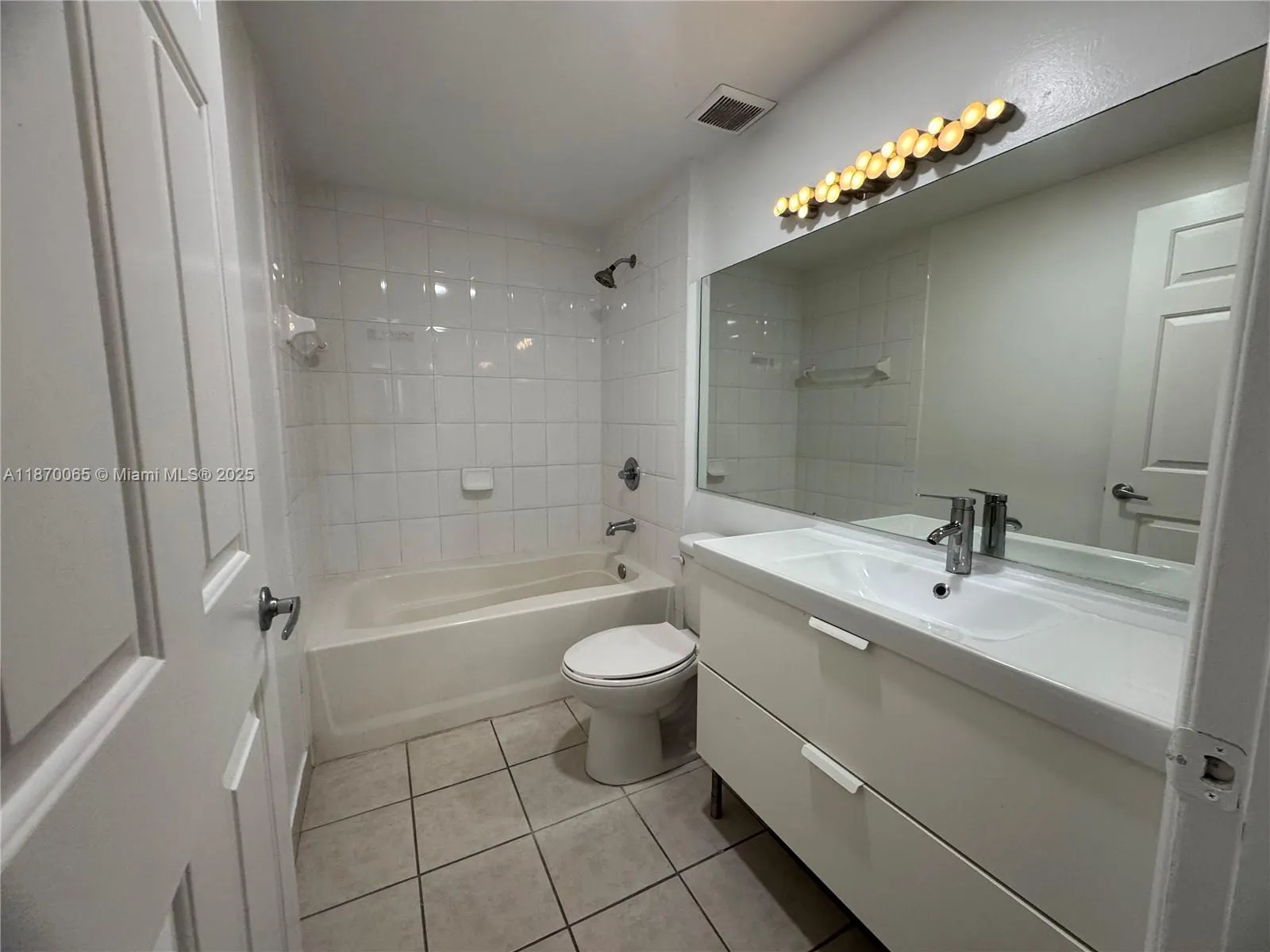 8020 N Nob Hill Rd, #204