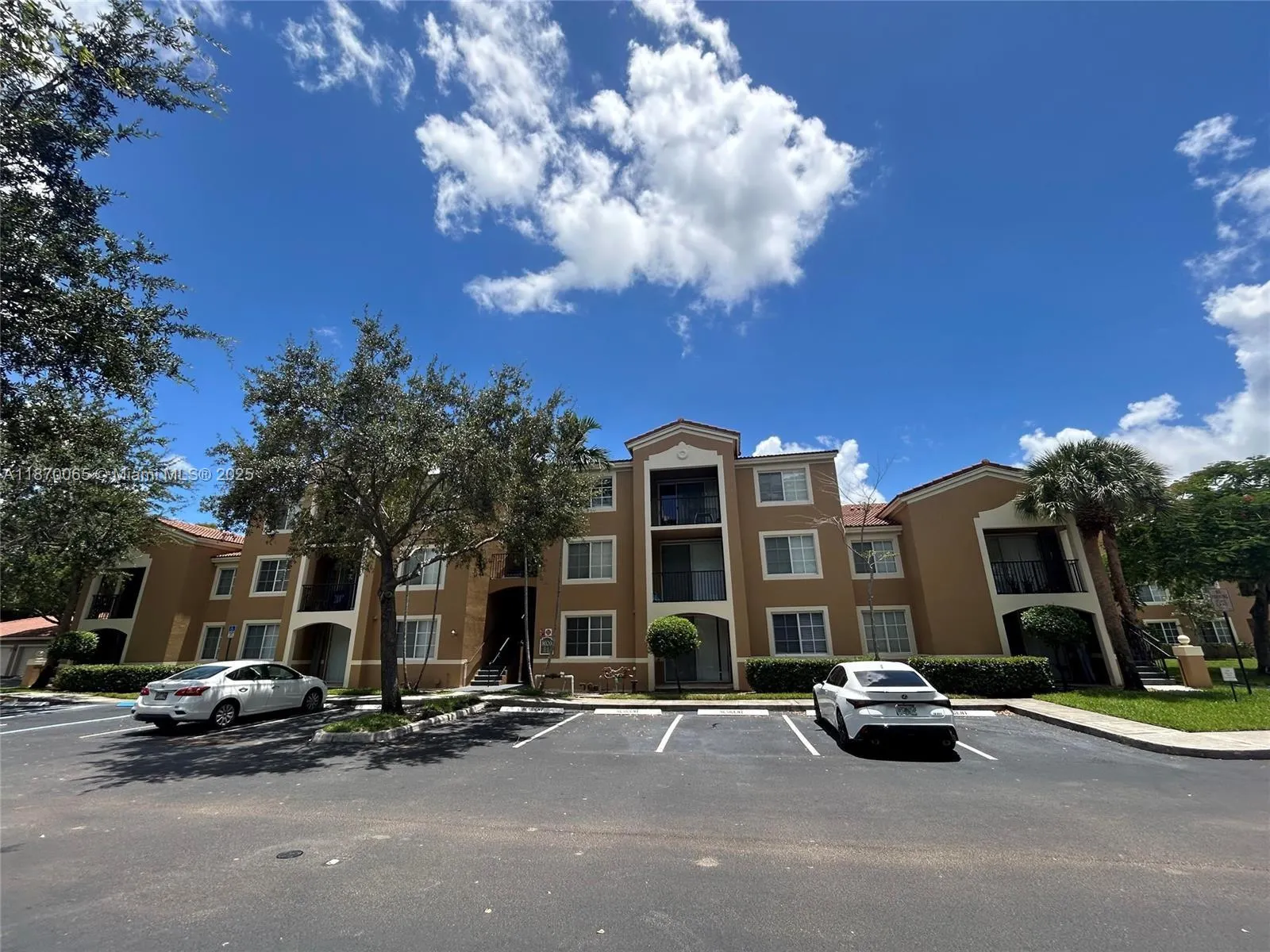 8020 N Nob Hill Rd, #204