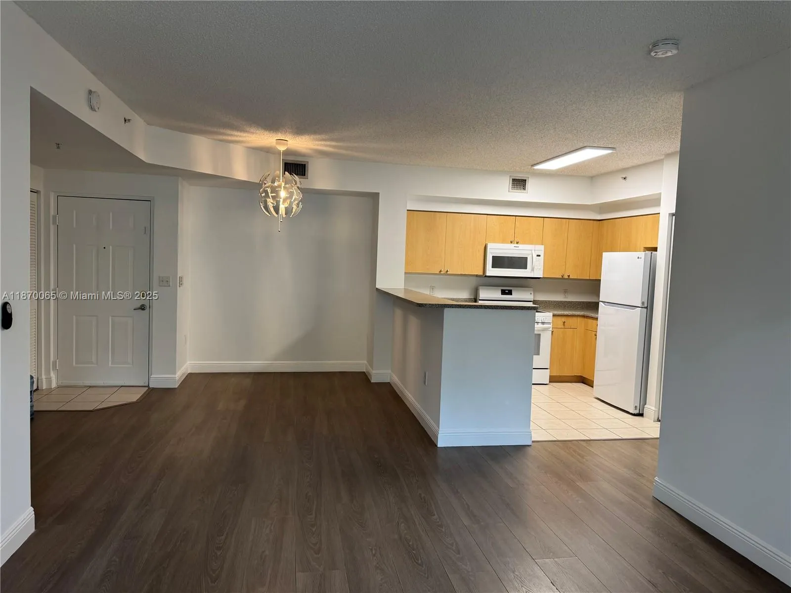 8020 N Nob Hill Rd, #204