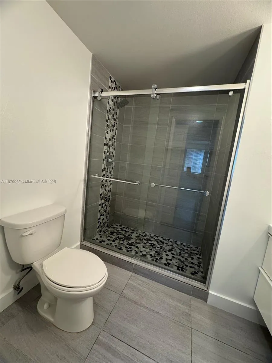 8020 N Nob Hill Rd, #204