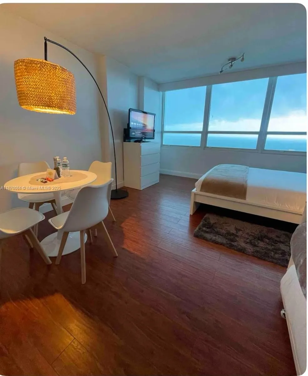 5445 Collins Ave, #926