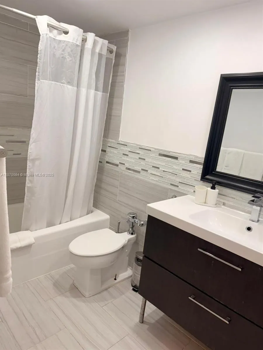 5445 Collins Ave, #926