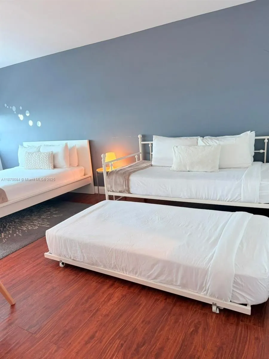 5445 Collins Ave, #926