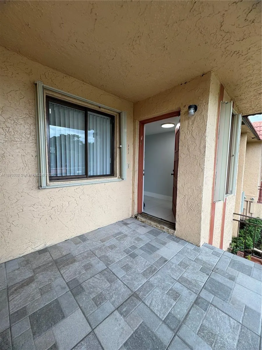 150 Lakeview Dr, #203