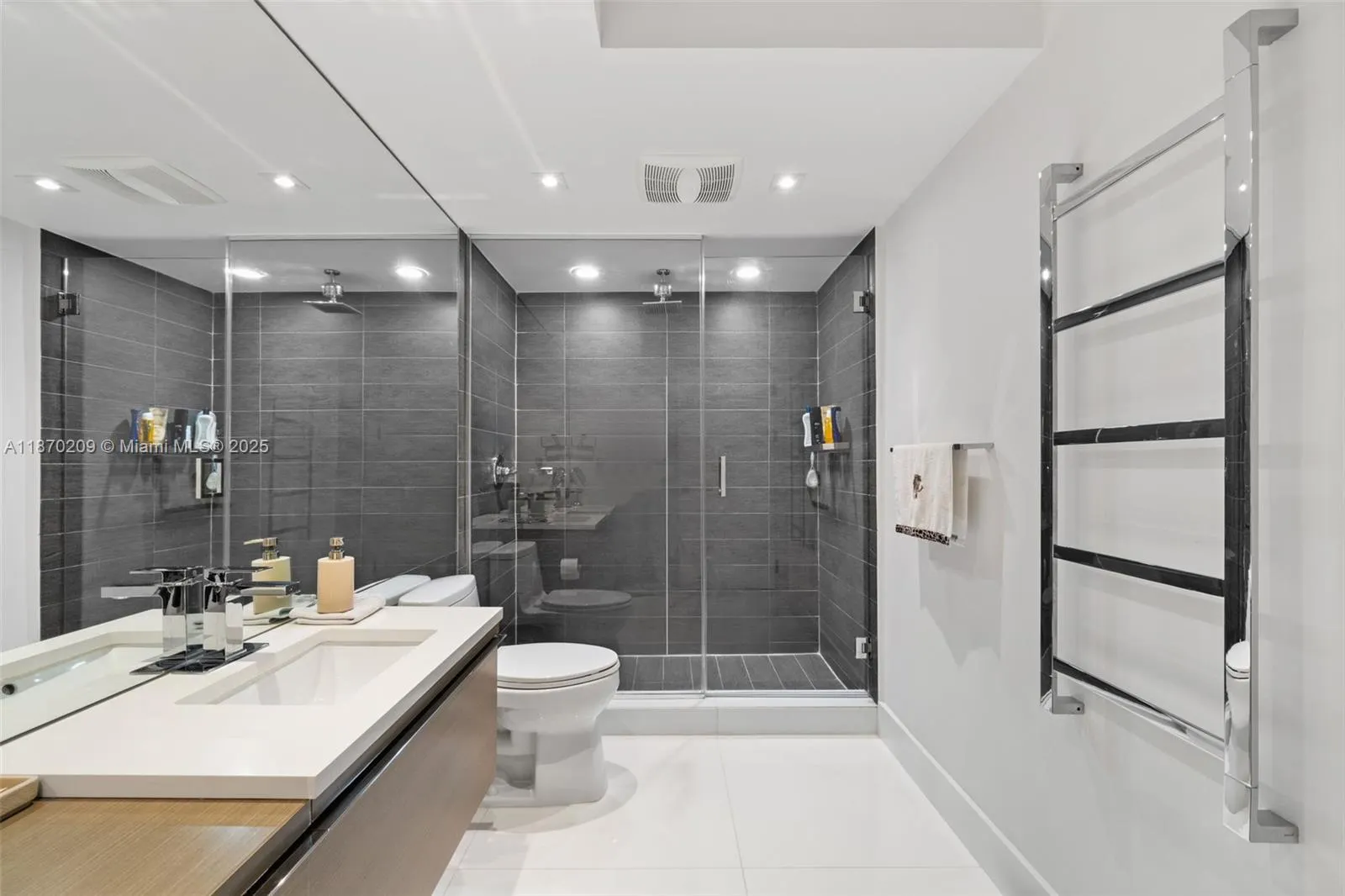9801 Collins Ave, #19J