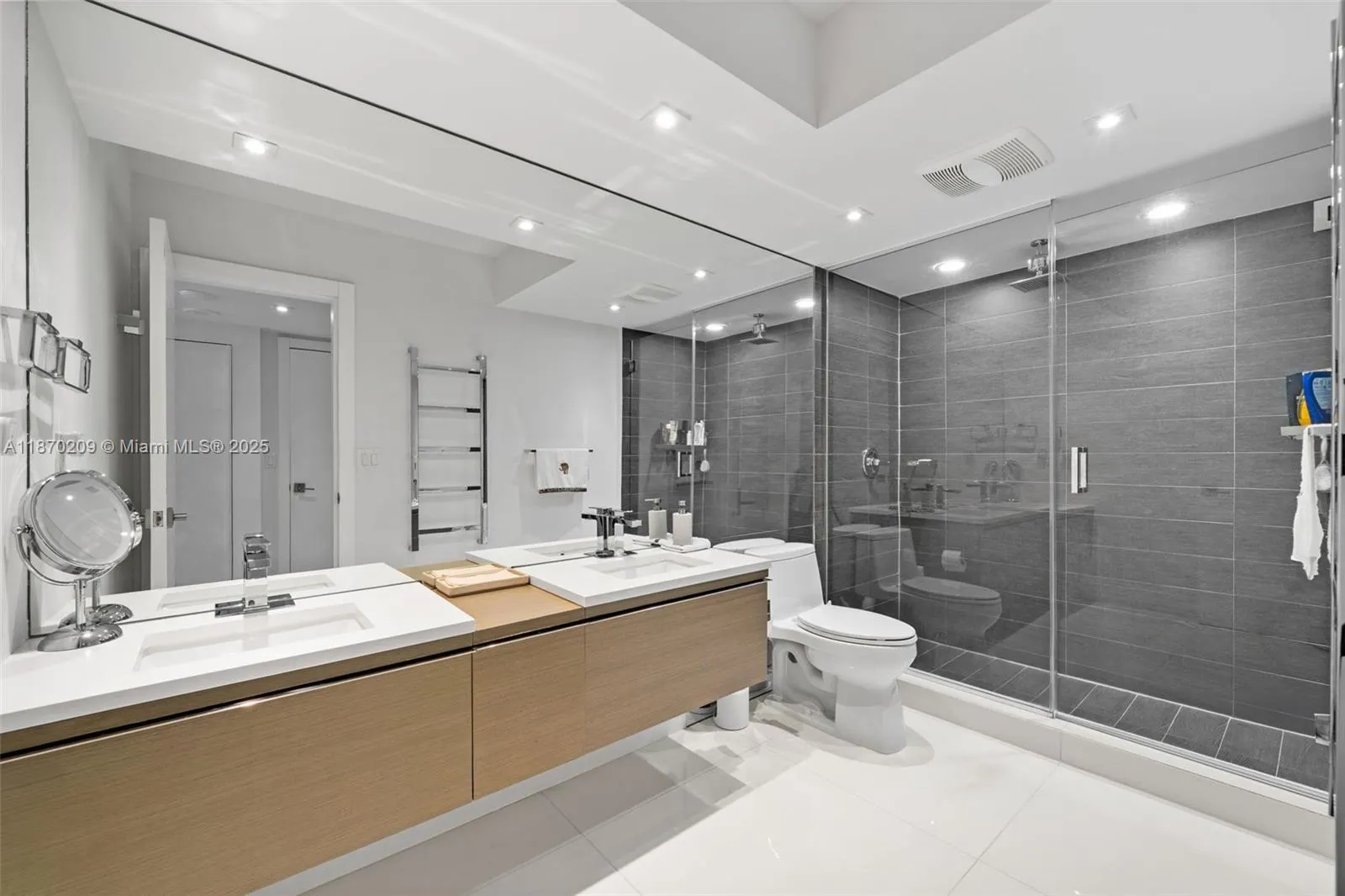9801 Collins Ave, #19J