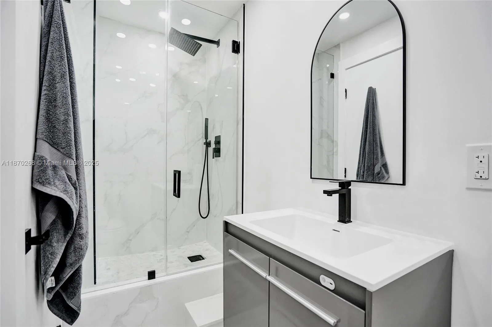1985 S Ocean Dr, #11L