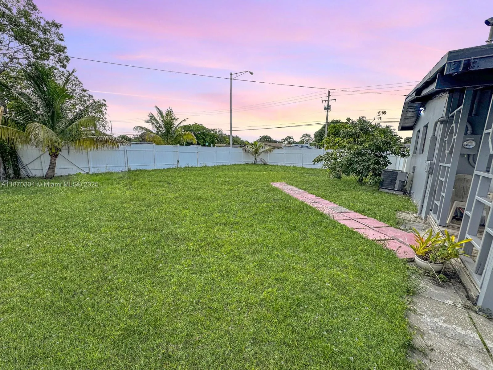 2861 Davie Blvd