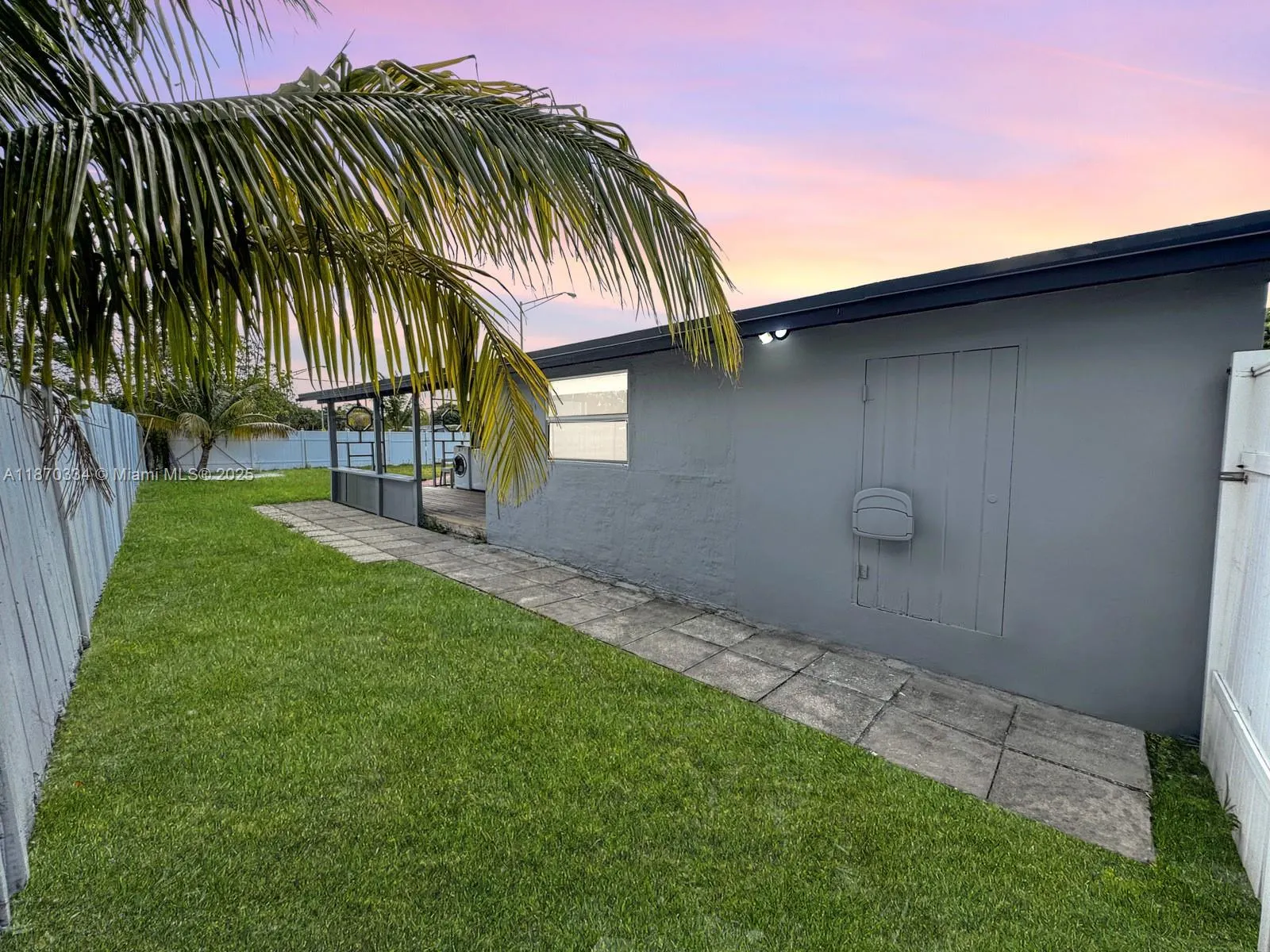 2861 Davie Blvd