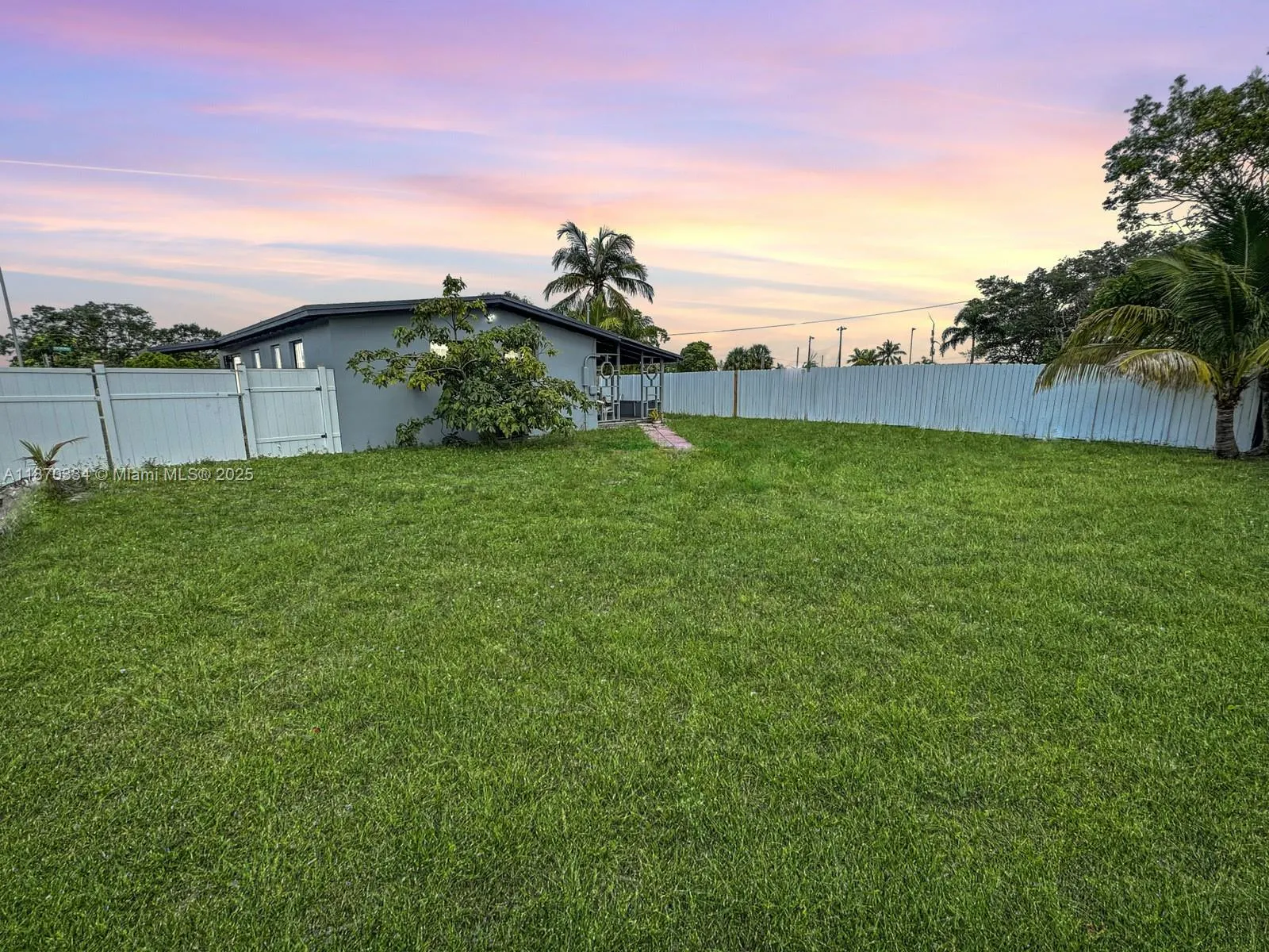 2861 Davie Blvd