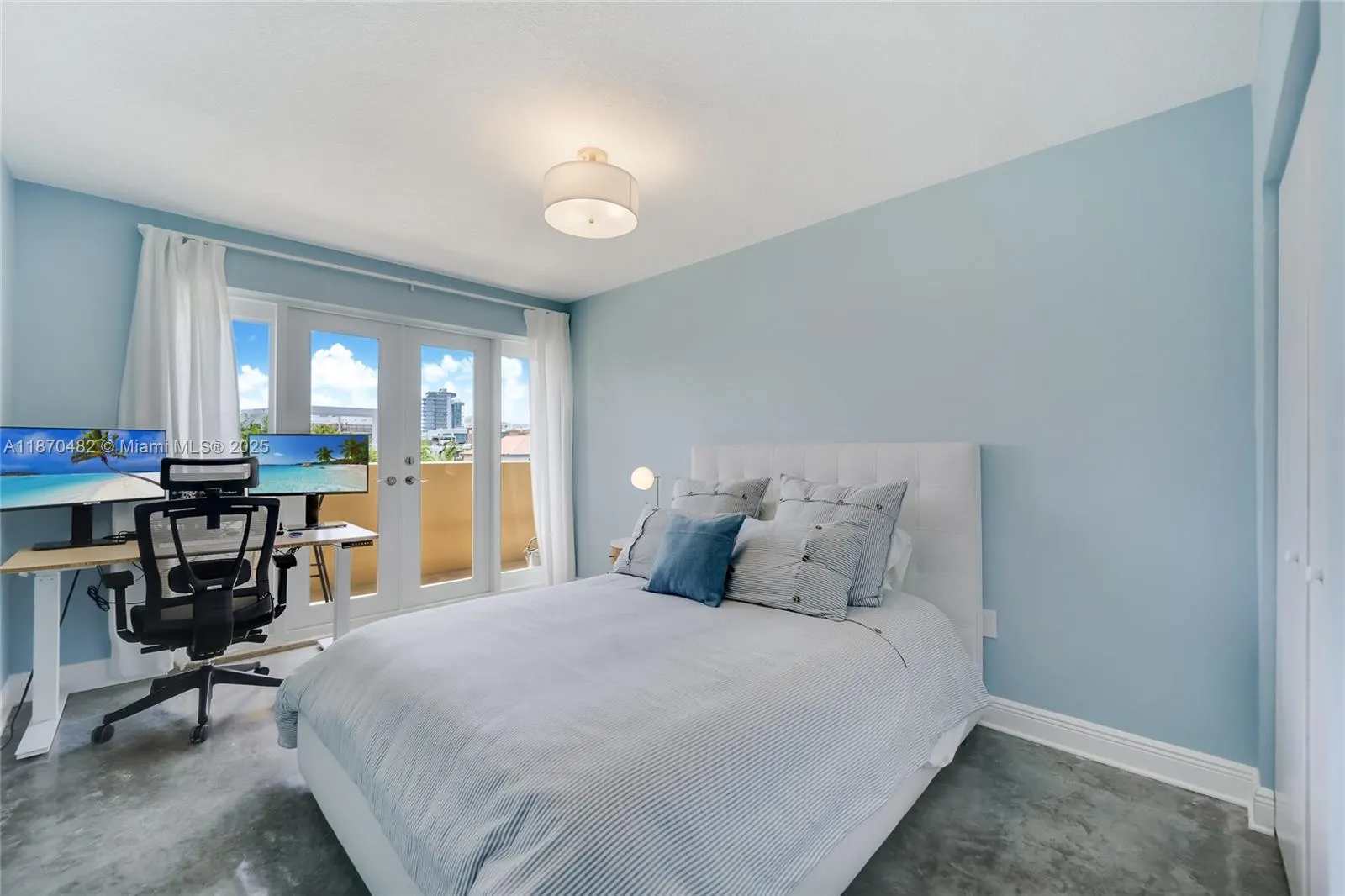 227 Michigan Ave, #406