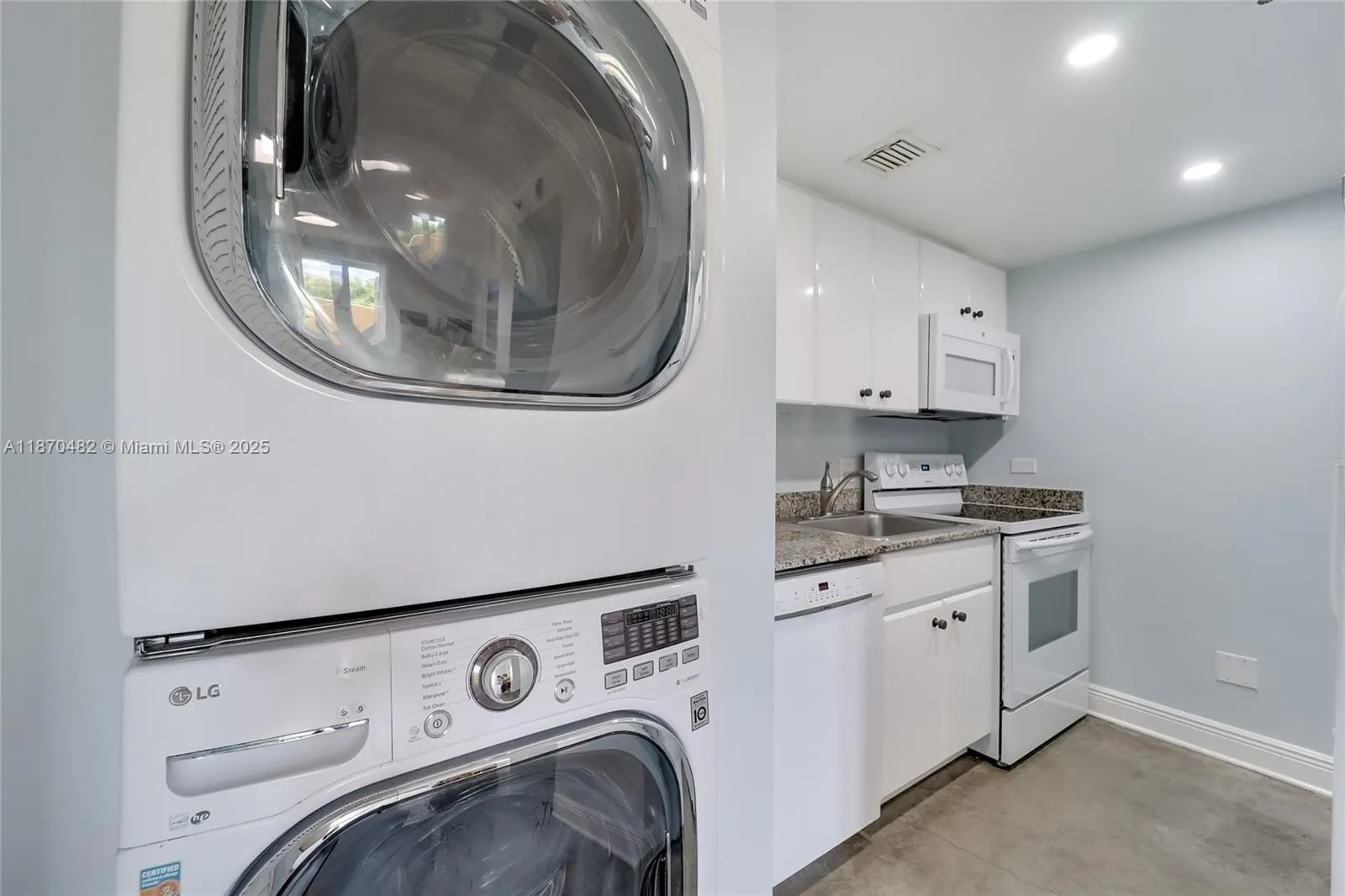 227 Michigan Ave, #406