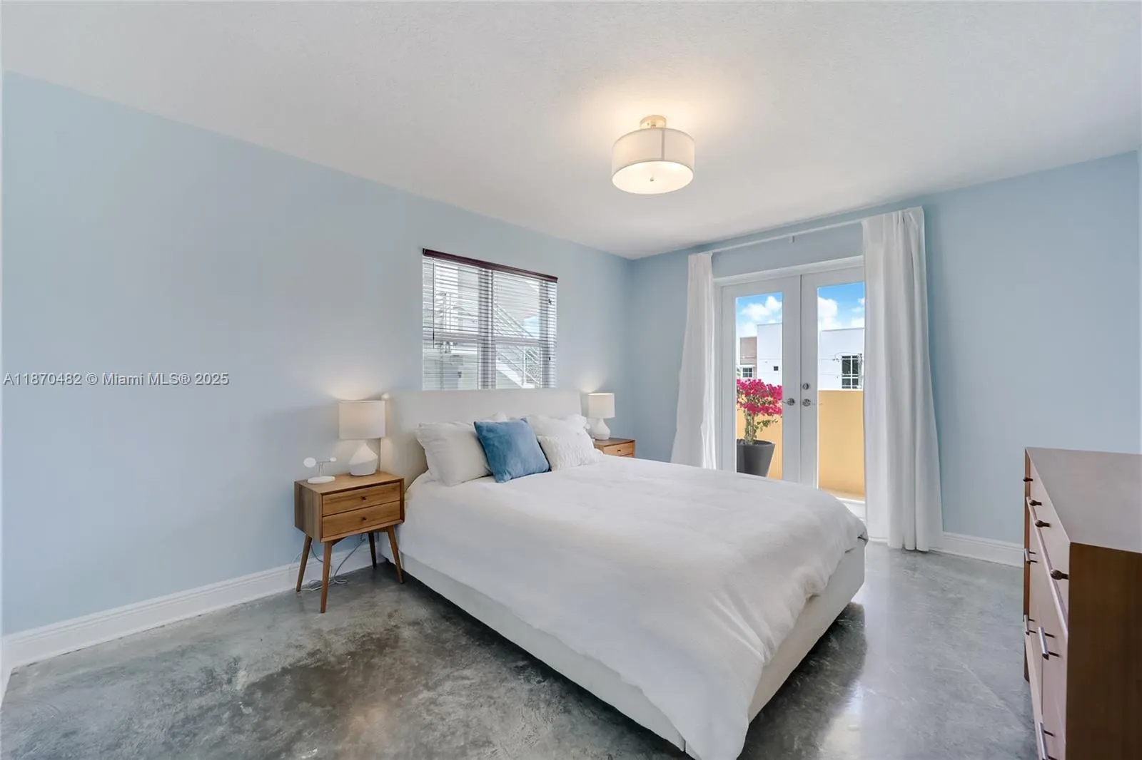 227 Michigan Ave, #406