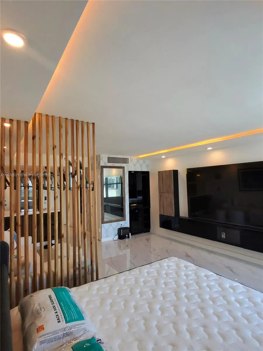 2899 Collins Ave, #1634
