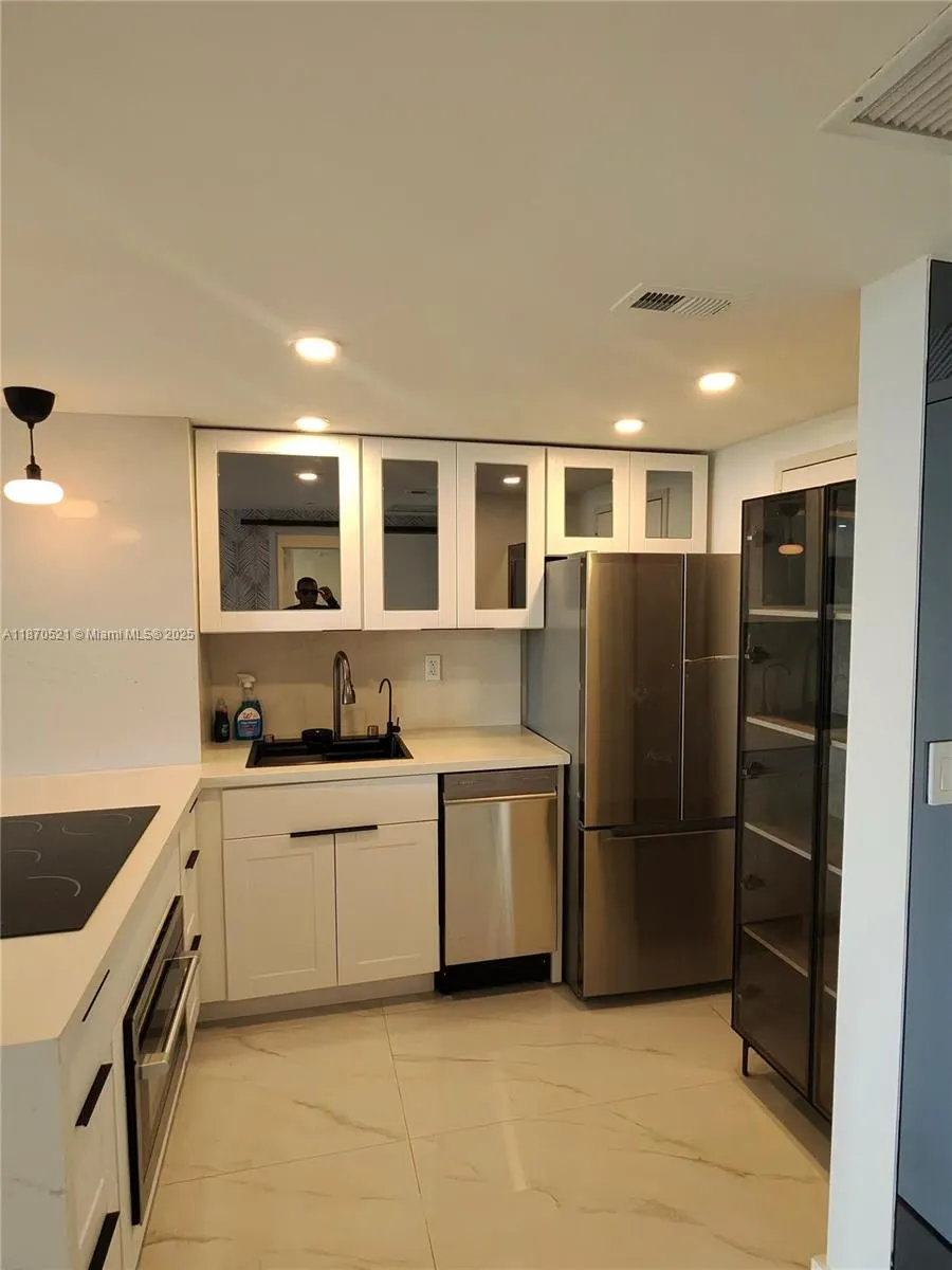 2899 Collins Ave, #1634
