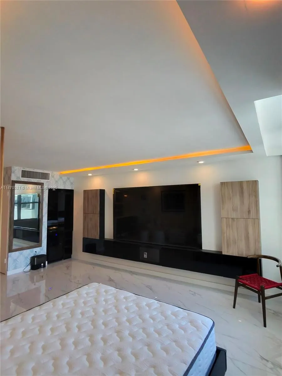 2899 Collins Ave, #1634