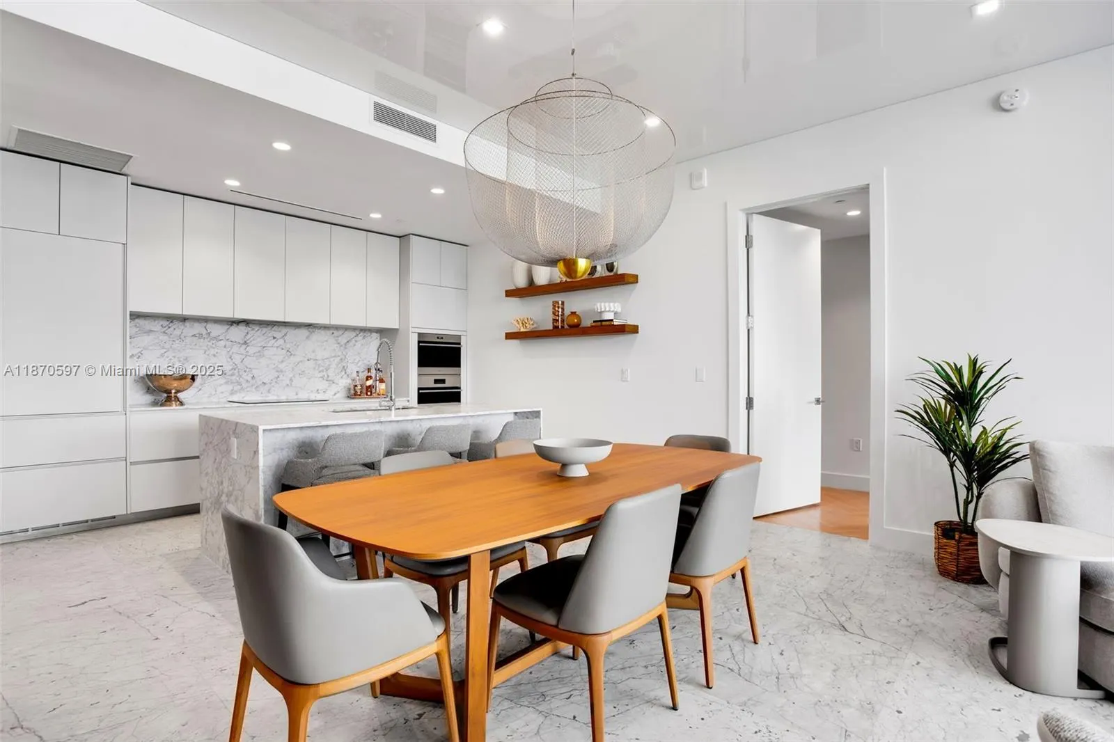 5775 Collins Ave, #1105