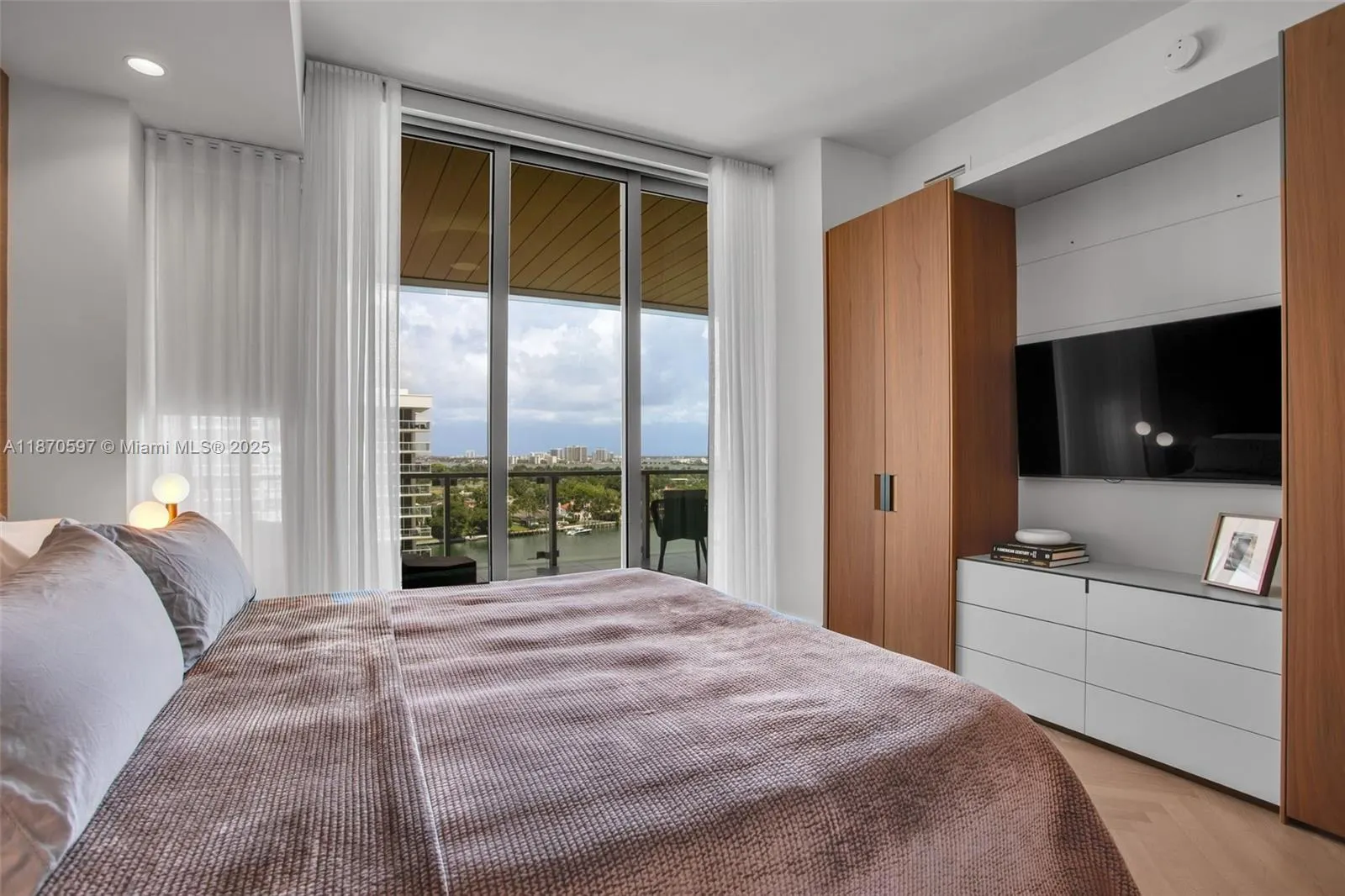 5775 Collins Ave, #1105