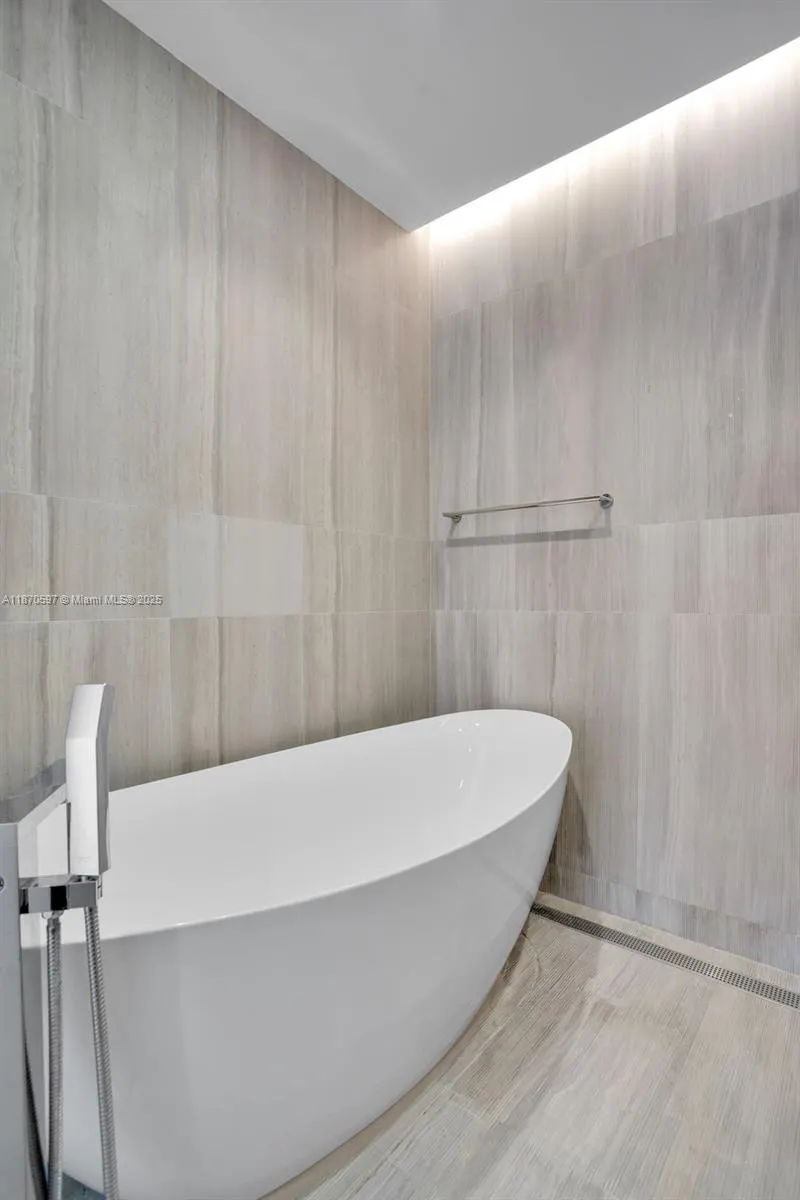 5775 Collins Ave, #1105