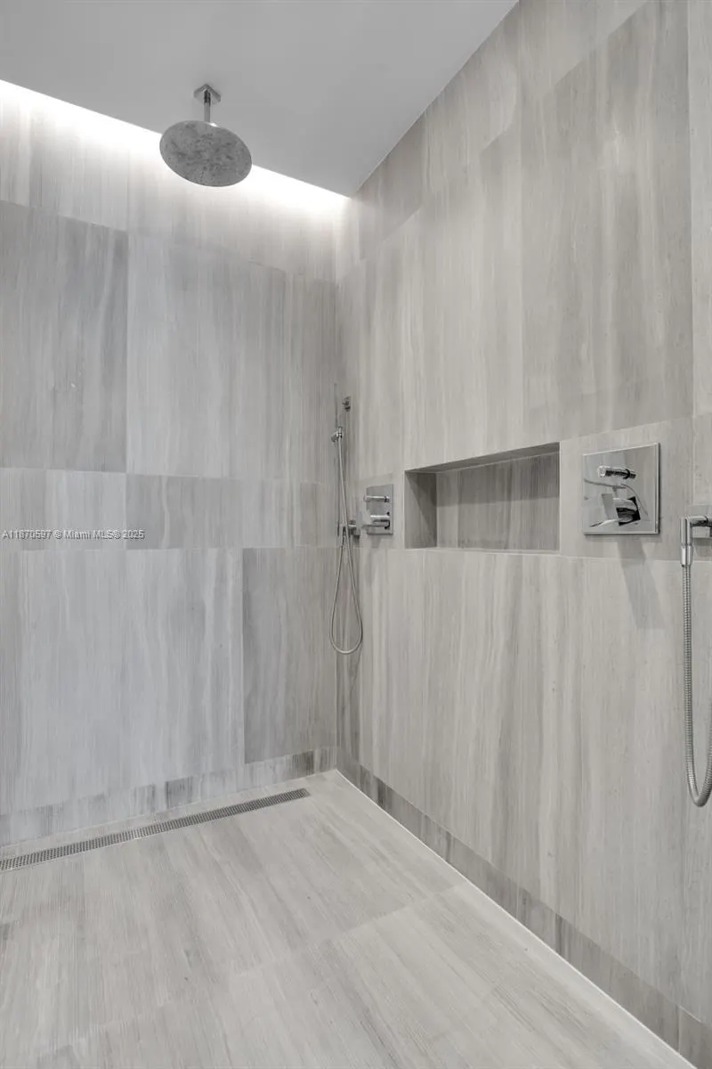 5775 Collins Ave, #1105