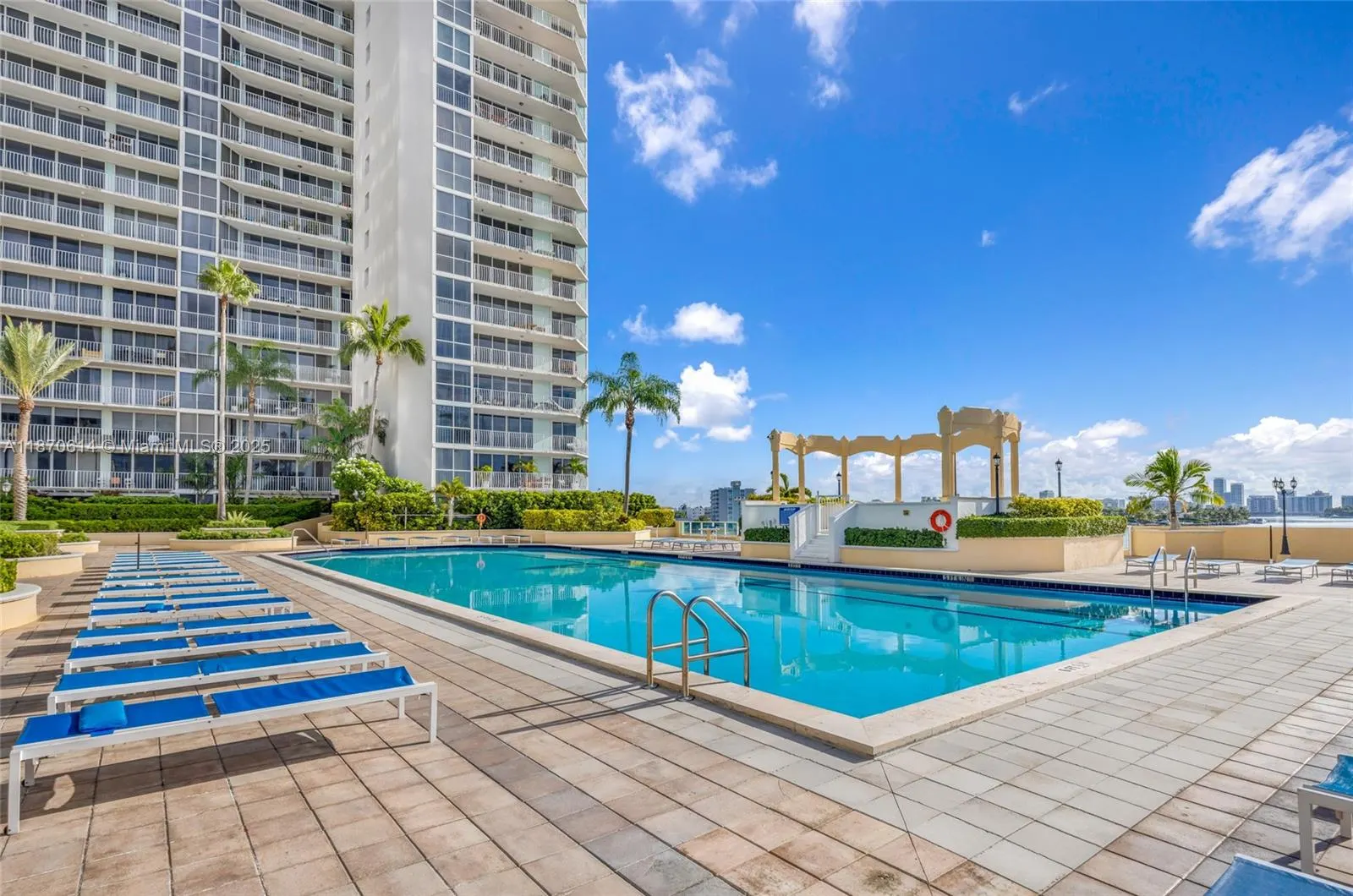 7601 E Treasure Dr, #1722