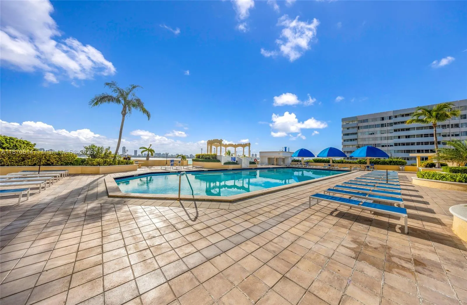 7601 E Treasure Dr, #1722