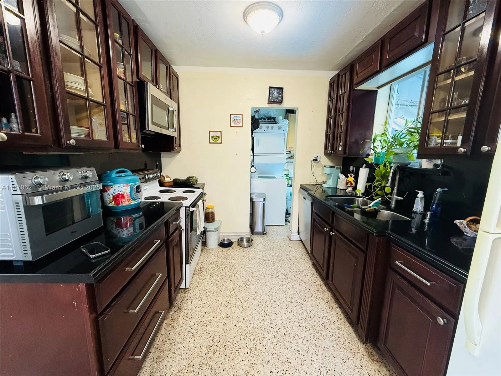1158 W 24th St
