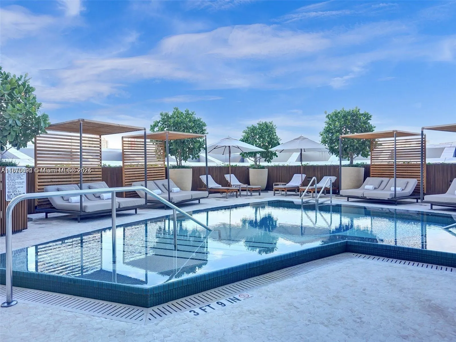 17001 Collins Ave, #908