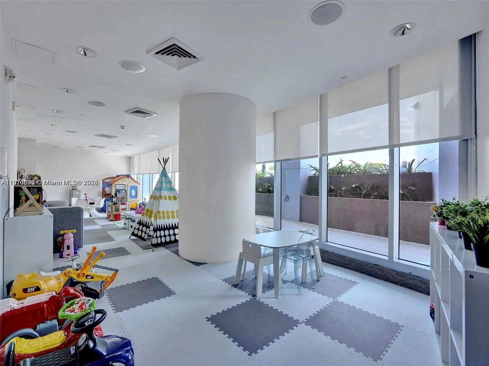 17001 Collins Ave, #908
