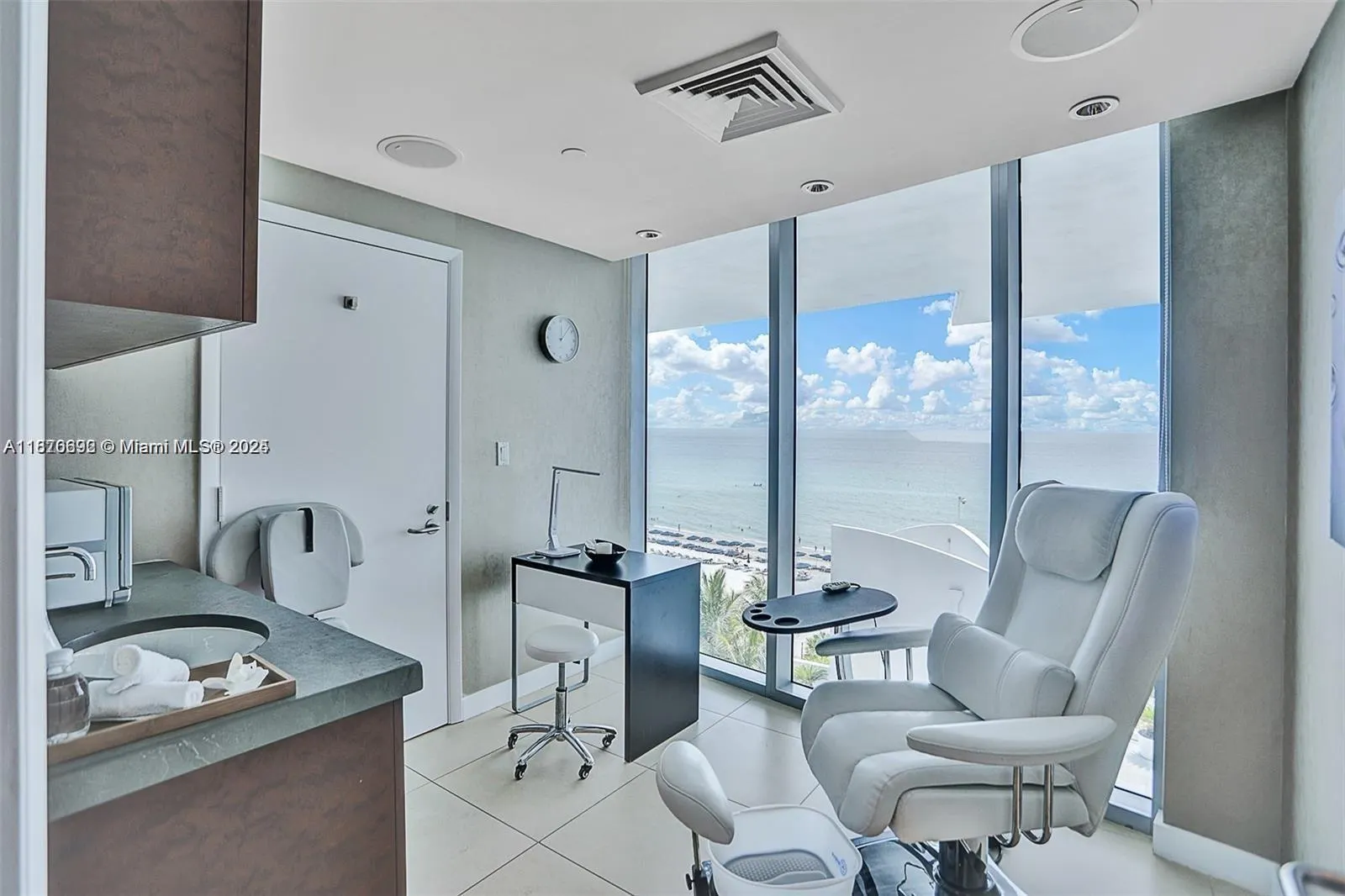 17001 Collins Ave, #908