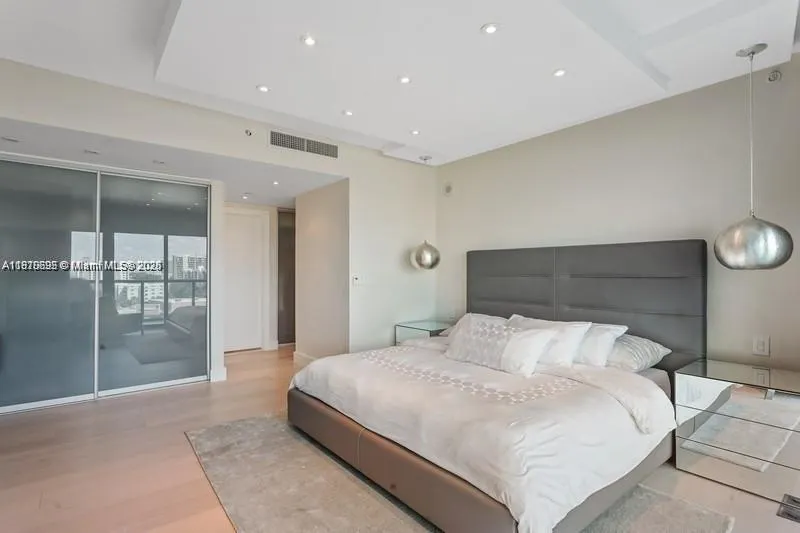 17001 Collins Ave, #908
