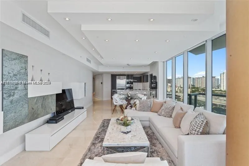 17001 Collins Ave, #908