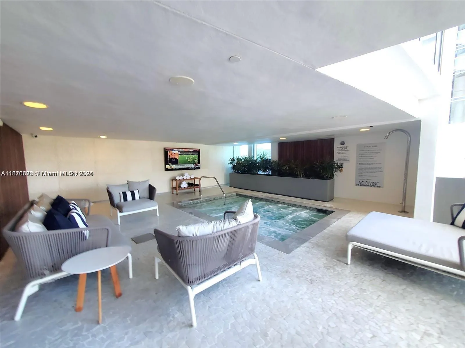 17001 Collins Ave, #908
