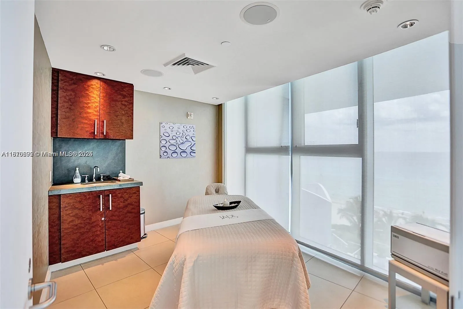 17001 Collins Ave, #908
