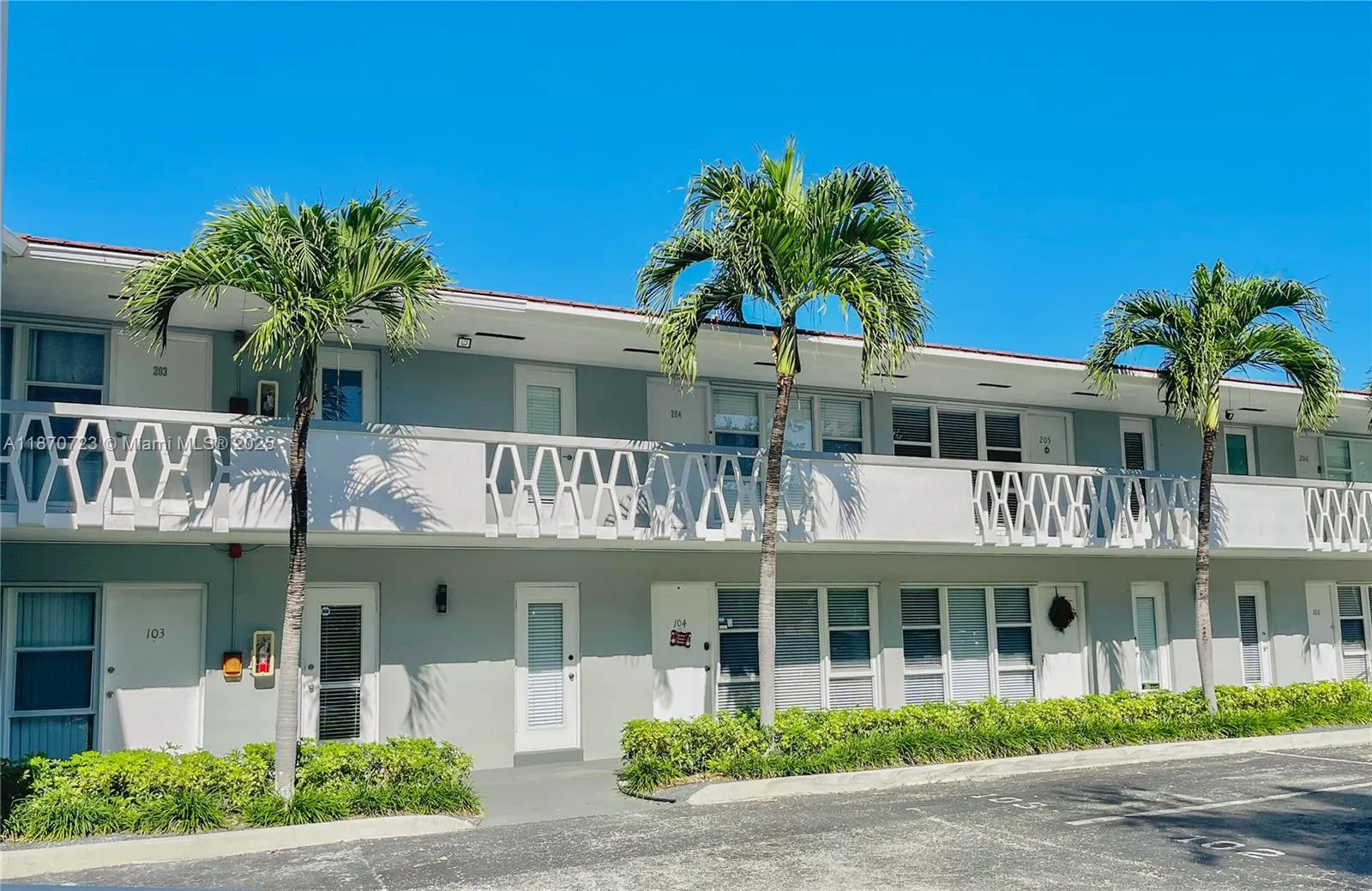 35 Edgewater Dr, #103
