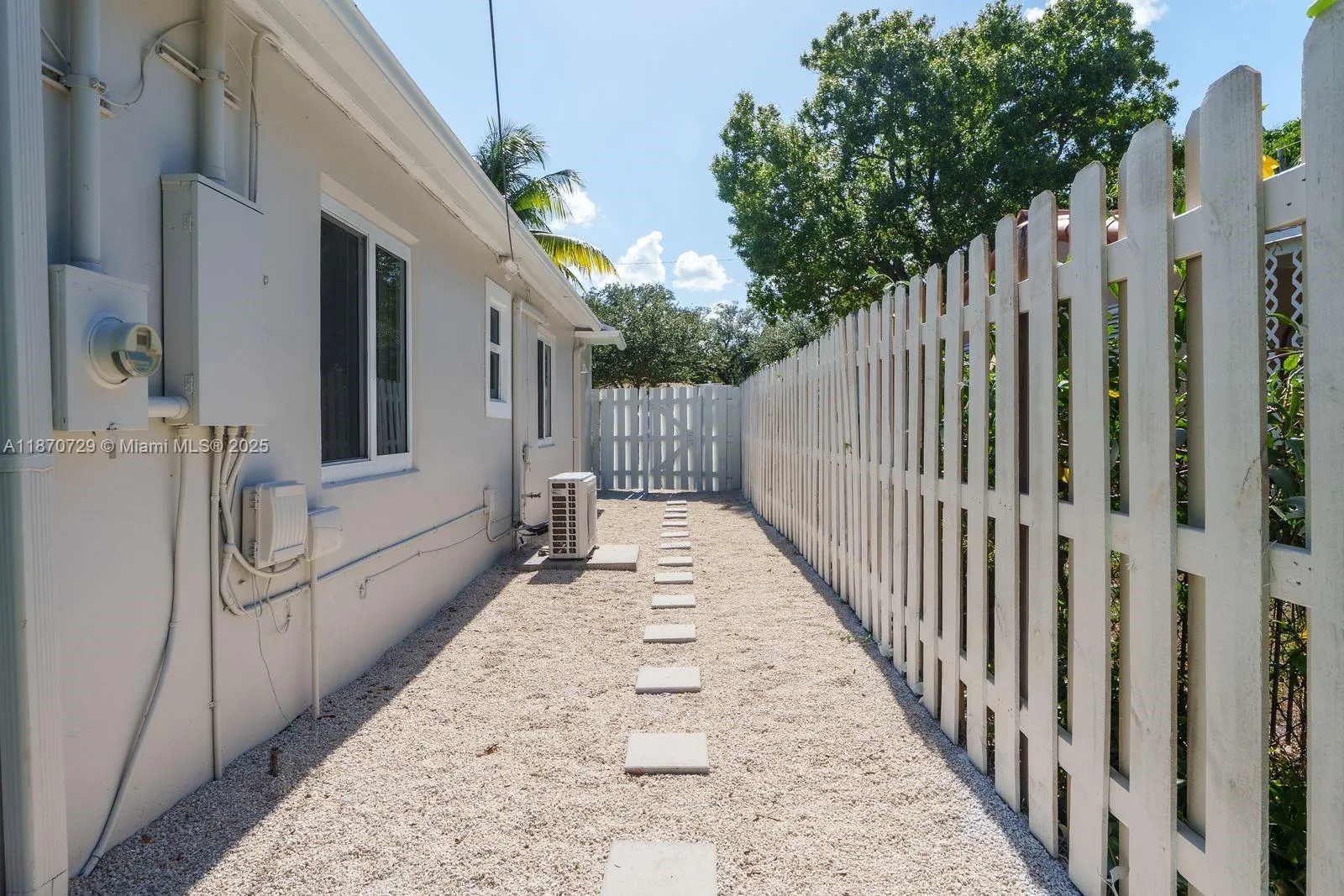 1121 SW 18th Ct
