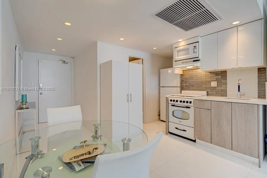 100 Lincoln Rd, #614A