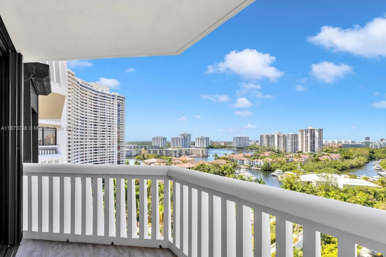 2000 Island Blvd, #1405